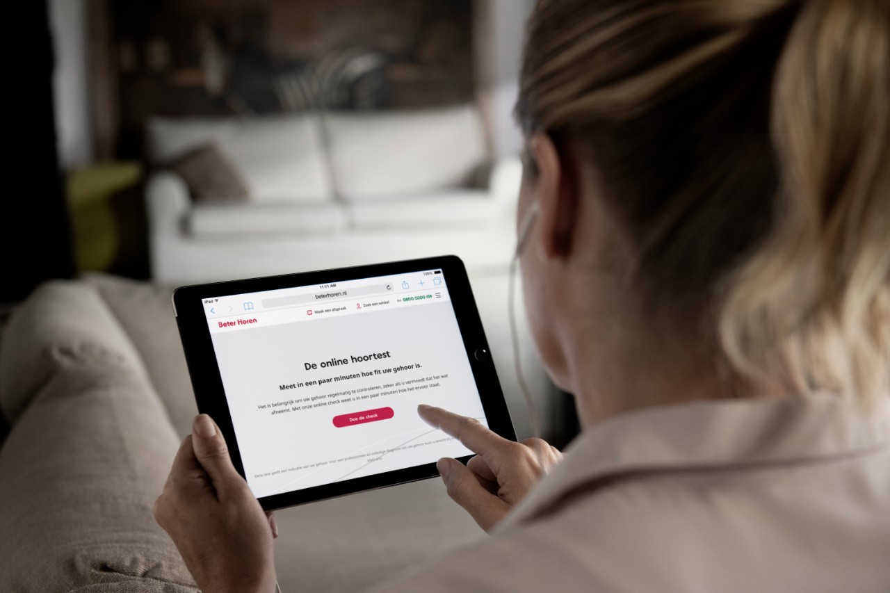 Vrouw doet een online hoortest